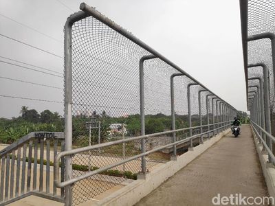 Nekat, Pemotor Lintasi JPO Demi Persingkat Waktu Tempuh