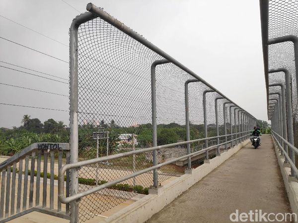 Nekat, Pemotor Lintasi JPO Demi Persingkat Waktu Tempuh