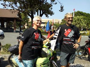 Penasaran Kesenian Reog, Sepasang Bule Asal Prancis Kunjungi Ponorogo Penasaran Kesenian Reog, Sepasang Bule Asal Prancis Kunjungi Ponorogo