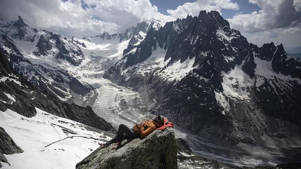 Aspiring Mountain guide Yann Grava takes a rest near the Mer de Glace glacier at the Charpoua Refuge (mountain hut) on June 19, 2019, in Chamonix. (Photo by MARCO BERTORELLO / AFP)