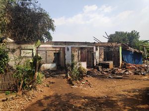 Rumah Kontrakan Habis Terbakar, Nenek Ratini Jatuh Pingsan