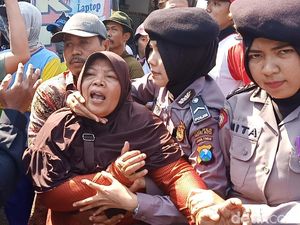 Eksekusi Rumah di Kediri Diwarnai Saling Dorong Antara Polisi dan Keluarga Eksekusi Rumah di Kediri Diwarnai Saling Dorong Antara Polisi dan Keluarga