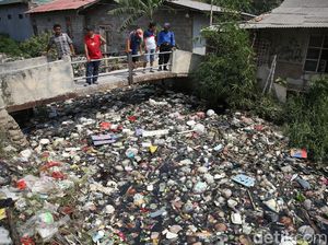 Pemandangan Sampah dari Udara di Kali Bahagia Bekasi Pemandangan Sampah dari Udara di Kali Bahagia Bekasi