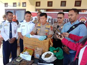 Polisi Amankan Kiriman Paket Puluhan Peluru dan Ganja di Bandara Wamena Polisi Amankan Kiriman Paket Puluhan Peluru dan Ganja di Bandara Wamena