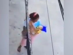 Viral! Ibu Tinggalkan Bayi di Pinggir Jalan Teluk Gong