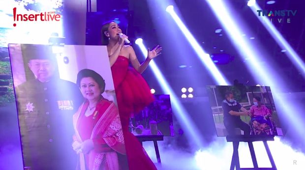 Bunga Citra Lestari menyanyikan lagu 'Cinta Sejati'