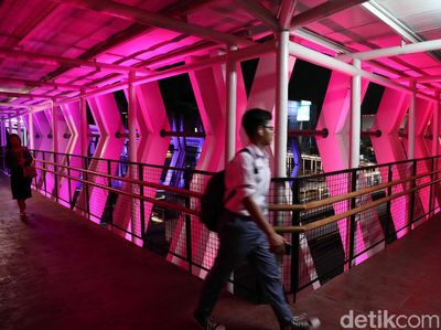 Menikmati Warna-warni Skybridge Penghubung LRT-TransJ