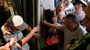 Potret Pendemo Blokir MRT di Hong Kong