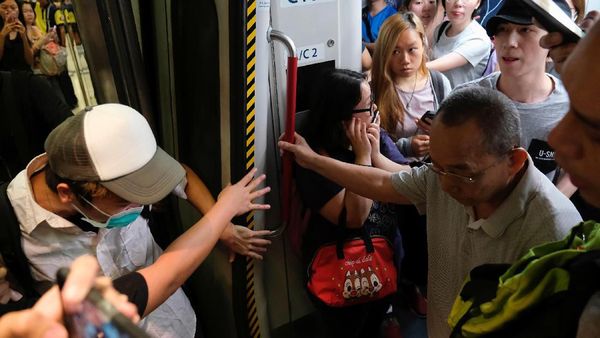 Potret Pendemo Blokir MRT di Hong Kong