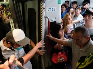 Potret Pendemo Blokir MRT di Hong Kong