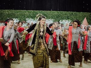Foto: Pernikahan Adat Jawa yang Viral karena Pengantinnya Asyik Zumba