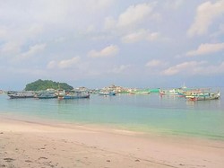 Wisata Sambil Berbagi di Belitung