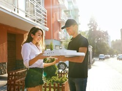 1 dari 4 Pengemudi Food Delivery Ambil Makanan yang Dipesan Konsumen