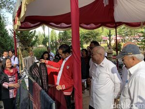 Tinjau Wisata Salib Kasih, Jokowi Beli Jaket Ulos Rp 2,5 Juta
