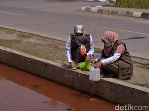 Air Sungai di Pekalongan Berubah Warna-warni, Ternyata Ini Sebabnya