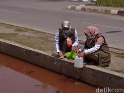 Air Sungai di Pekalongan Berubah Warna-warni, Ternyata Ini Sebabnya