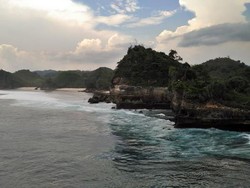 Terpesona Gugusan Karang Pantai Batu Bengkung Malang