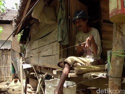 Kisah Kamase Kakek Penyandang Disabilitas Perajin Sapu Lidi