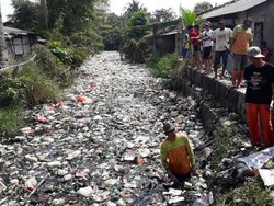 TNI-Polri dan Warga Turun ke Kali Bahagia Bekasi Bersih-bersih Sampah
