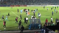 Dwi menanduk Wahyudi usai berduel di udara, di mana keduanya kemudian dikartu merah wasit.