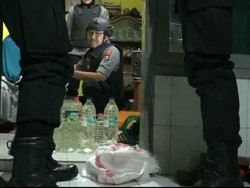 Warung Miras Langganan Nelayan Probolinggo Digerebek Polisi