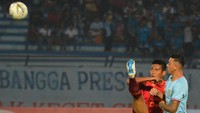 Pemain Persela Lamongan Alex dos Santos Goncalves (kanan) berebut bola dengan pemain Borneo FC Wildansyah dalam pertandingan lanjutan Liga 1 2019 di Stadion Surajaya Lamongan, Jawa Timur, Senin (29/7/2019). (ANTARA FOTO/Syaiful Arif/wsj.)