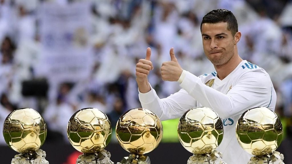 Cristiano Ronaldo dan lima Ballond dOr koleksinya. Foto: Pierre-Philippe Marcou / AFP