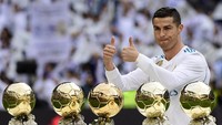 Jumlah Ballon dOr Ronaldo ini cuma kalah dari Lionel Messi yang punya tujuh koleksi. Foto: Pierre-Philippe Marcou / AFP