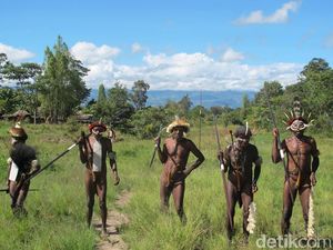 Motret Orang Papua Pakai Koteka, Mengapa Harus Bayar? Motret Orang Papua Pakai Koteka, Mengapa Harus Bayar?