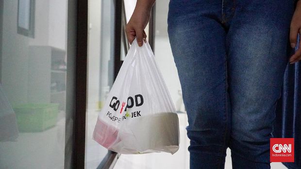 Plastik Go-Food. CNN Indonesia/Daniela