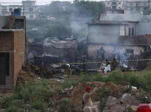 Pesawat Militer Pakistan Jatuh, 17 Orang Tewas