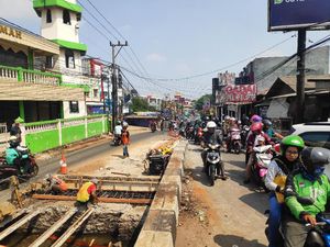 Ada Perbaikan Jembatan, Jalan Raya Sawangan Depok Macet Parah