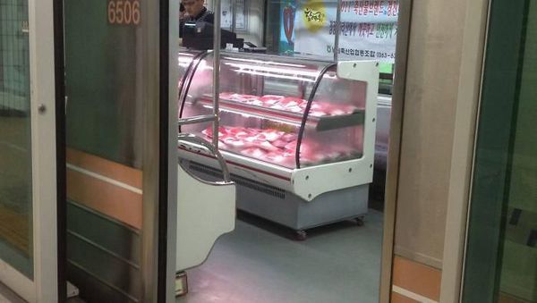 Bawa Meja hingga Buka Kantin di Kereta, Ini Foto Kocak Penumpang Kereta