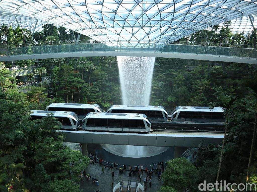 Mengupas Air Terjun Indoor Tertinggi Sedunia di Jewel Changi