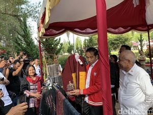 Makna di Balik Ulos Sibolang Rasta yang Dibeli Jokowi Untuk Menteri Basuki Makna di Balik Ulos Sibolang Rasta yang Dibeli Jokowi Untuk Menteri Basuki
