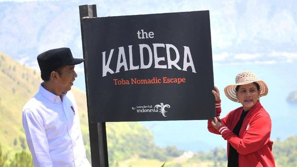 Gaya Jokowi-Iriana Saat Tinjau Lokasi Wisata di Sumatera Utara