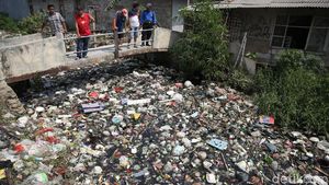 Penampakan Sampah di Kali Bahagia yang Bikin Warga Tak Bahagia