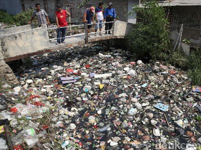 Penampakan Sampah di Kali Bahagia yang Bikin Warga Tak Bahagia