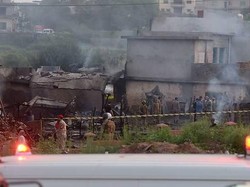 Pesawat Militer Pakistan Jatuh ke Permukiman, 17 Orang Tewas