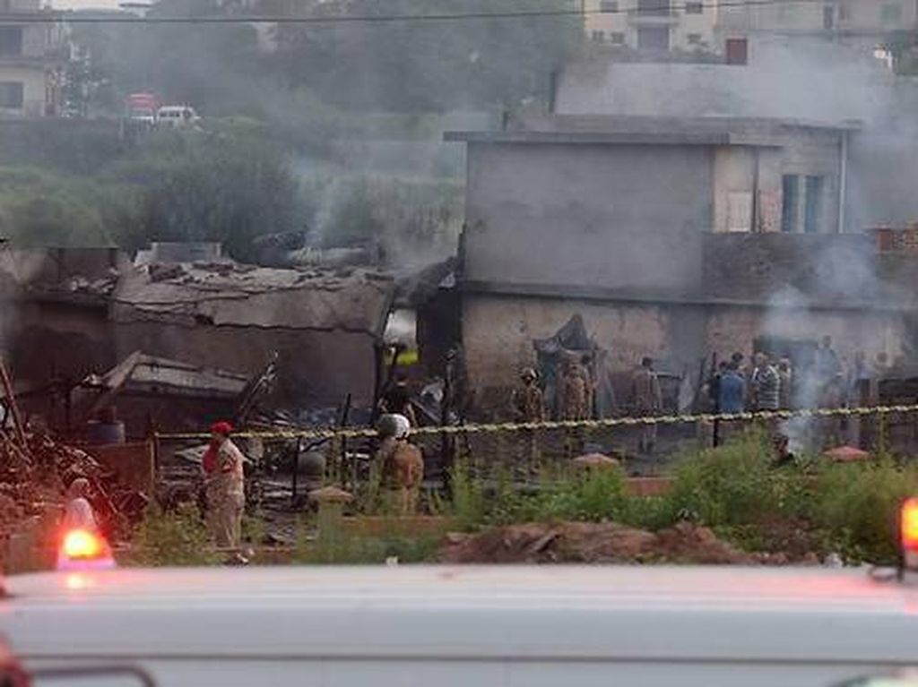 Pesawat Militer Pakistan Jatuh ke Permukiman, 17 Orang Tewas Pesawat Militer Pakistan Jatuh ke Permukiman, 17 Orang Tewas