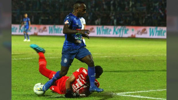 Arema FC menang telak 5-1 atas Persib.