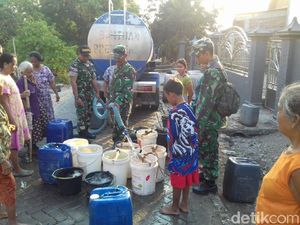 Kompaknya BPBD Lamongan dan TNI Saat Dropping Air Bersih Kompaknya BPBD Lamongan dan TNI Saat Dropping Air Bersih
