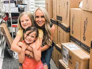 Wanita Ini Beli Semua Sepatu di Toko Payless yang Bangkrut Lalu Disumbangkan Wanita Ini Beli Semua Sepatu di Toko Payless yang Bangkrut Lalu Disumbangkan