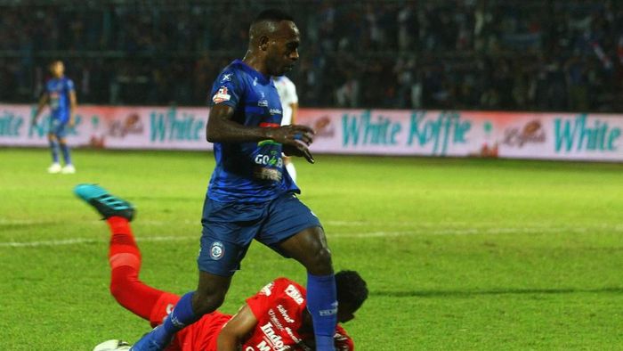 Arema FC bantai Persib Bandung 5-1 (ANTARA FOTO/Ari Bowo Sucipto) Arema FC bantai Persib Bandung 5-1 (ANTARA FOTO/Ari Bowo Sucipto)