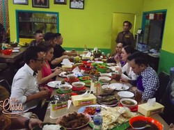 Usai Kondangan Siti Badriah, Ruben dan Gank Rusuh Makan di RM Enak Ini!