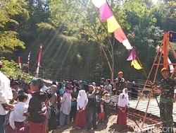 Korpaskhas Bangun Jembatan Reyot Penghubung Warga Dua Kecamatan di Garut