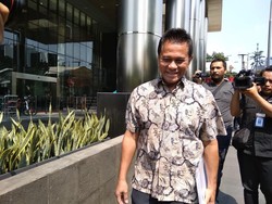 Tersangka Penyuap Emirsyah Satar Umbar Senyum Usai Diperiksa KPK