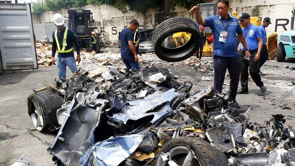 Mobil Mewah dan Moge Selundupan Habis Digilas Buldoser