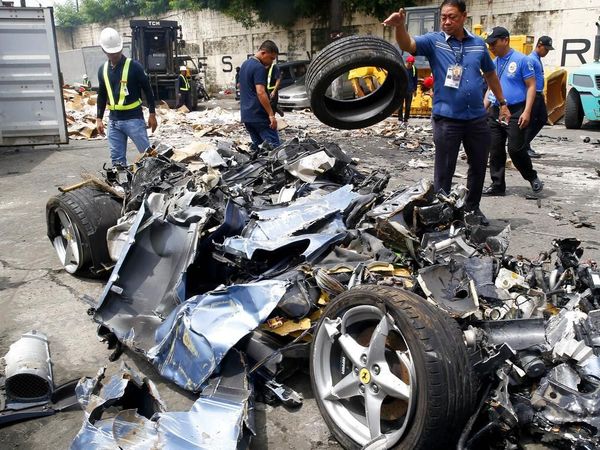 Mobil Mewah dan Moge Selundupan Habis Digilas Buldoser