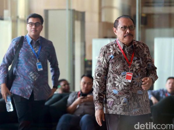 Mantan Sekda Jatim Ahmad Sukardi Diperiksa KPK
